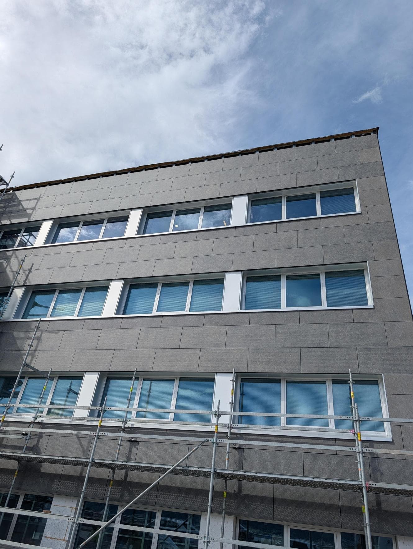 Acels hovedkvarter i Ålesund kledd med Solskifers bygningsintegrerte solfasade
