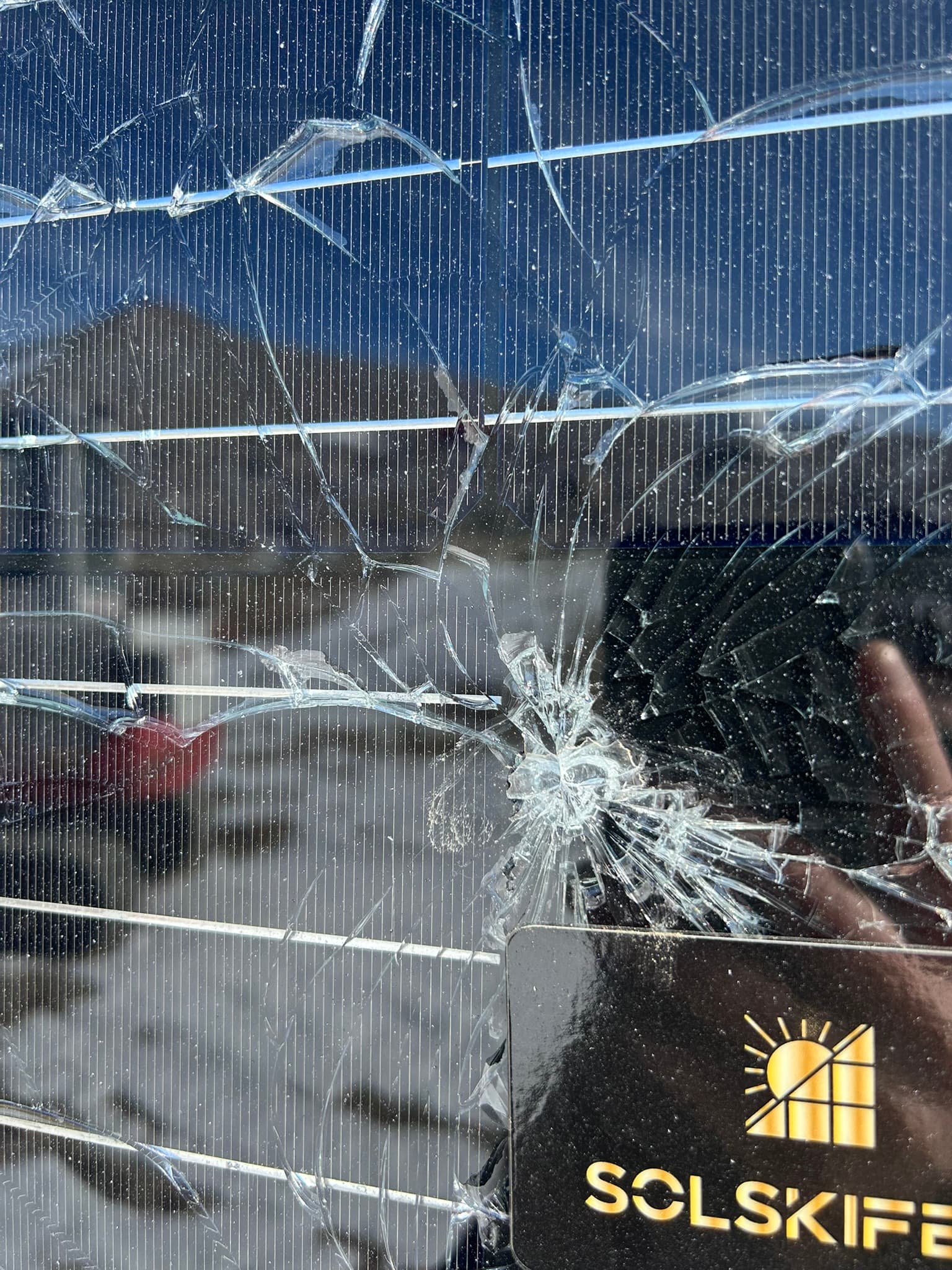 Knust frontglass med fjell speilet i overflaten